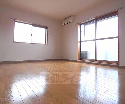 居室・リビング　洋室９．８帖と広々。お部屋も明るいですね。