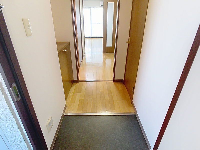 玄関　※同物件の他のお部屋の写真※