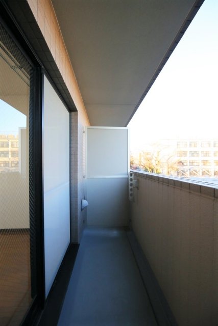 バルコニー　暖かな日差しのふりそそぐバルコニー