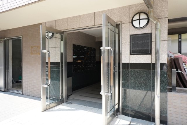 エントランス　落ち着いたエントランスです