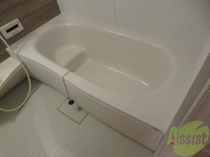 バス・シャワールーム　浴室は追い焚き機能付きです。一日の疲れも落とせそうです。