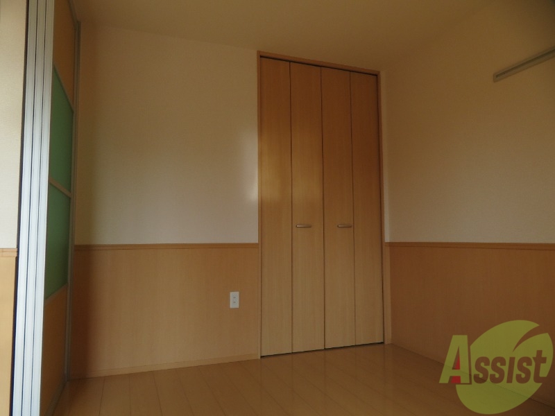 その他部屋・スペース　寝室は６帖の洋室です。ダブルベッドも余裕で置けますね。