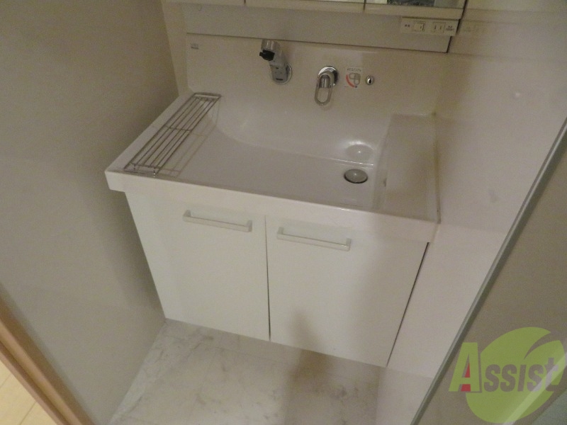 洗面設備　洗面台は独立洗面台です。毎日の身支度が楽しくなりそうですね。