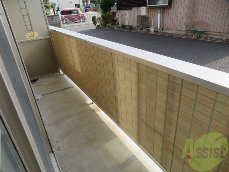 バルコニー　バルコニーは長さも幅もちょうどいい広さです。