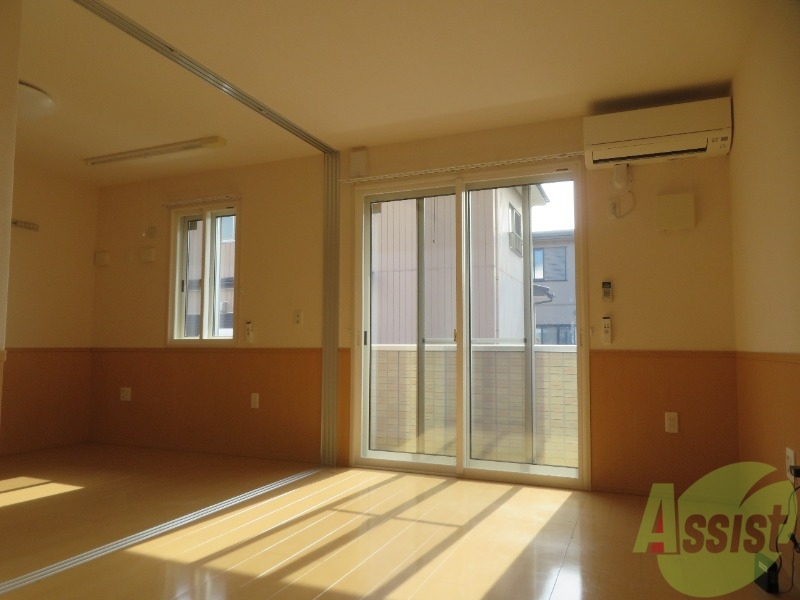 居室・リビング　リビングは１０．２帖のＬＤＫです。南向きなので日当たり良好