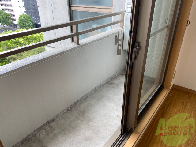 バルコニー　少し小さくても洗濯物はちゃんと外に干せますよ。