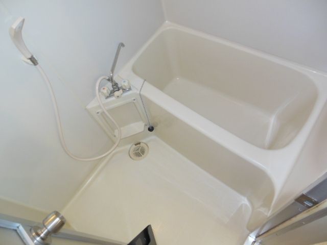 バス・シャワールーム　★清潔感のある明るいバスルームです★