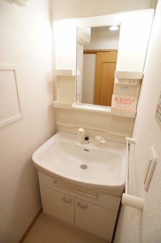 洗面設備　明るい洗面所です