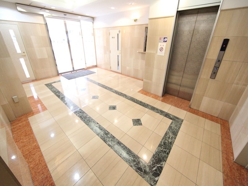 エントランス　エントランス　オートロック　宅配ＢＯＸ　防犯カメラ