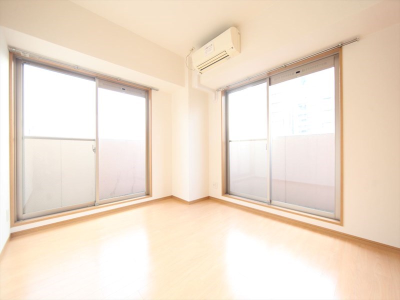 バルコニー　洋室6.1帖　2面採光　エアコン完備　バルコニー