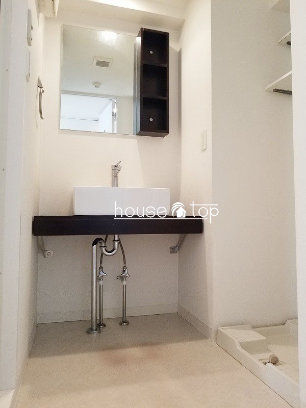 洗面設備　デザイナーズ仕様の独立洗面台！ゆったりとした脱衣スペース♪