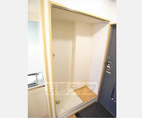 その他設備　洗濯機置き場が隠せるようになってます