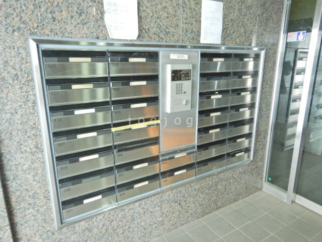 エントランス　集合ポスト、オートロック操作盤