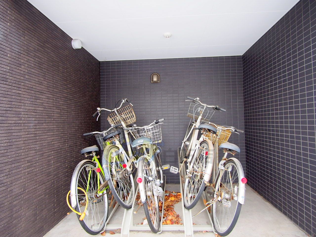 その他共有部分　屋根付き駐輪場完備しています♪