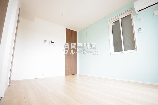 居室・リビング　6.1帖の明るい洋室！