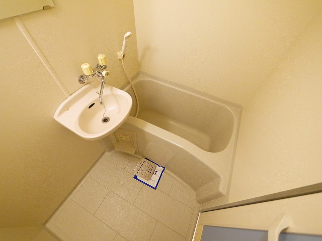 バス・シャワールーム　落ち着いた空間のお風呂です