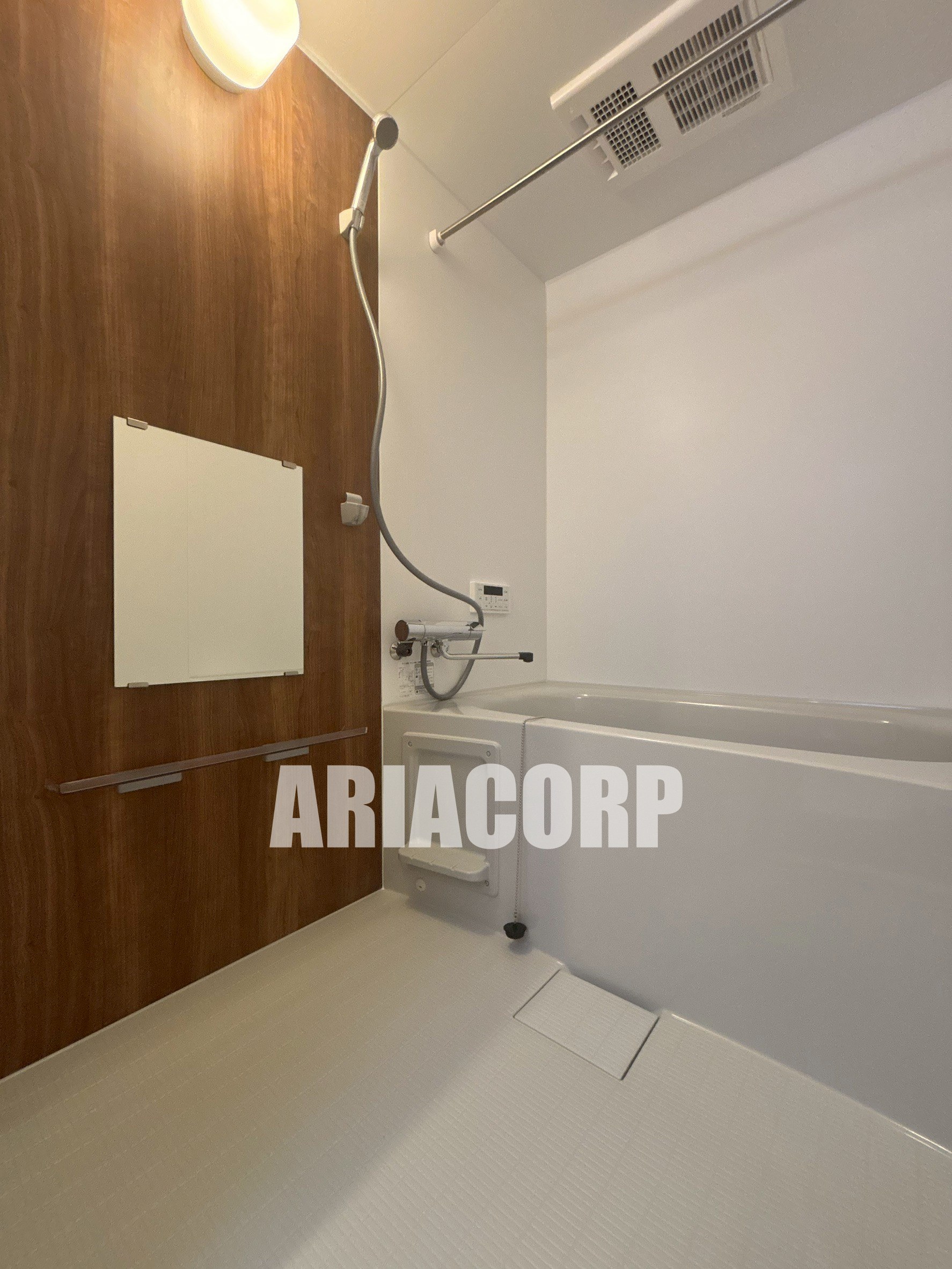 バス・シャワールーム　追焚き浴室乾燥付。カラーパネル採用でお洒落なバスルームです。