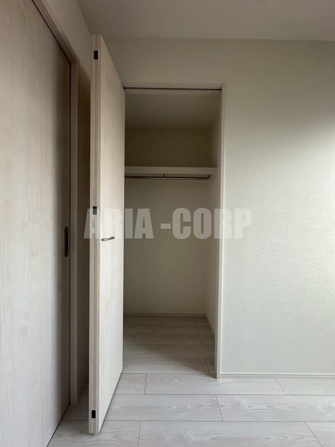 収納　クローゼット。上部には便利な棚がございます！