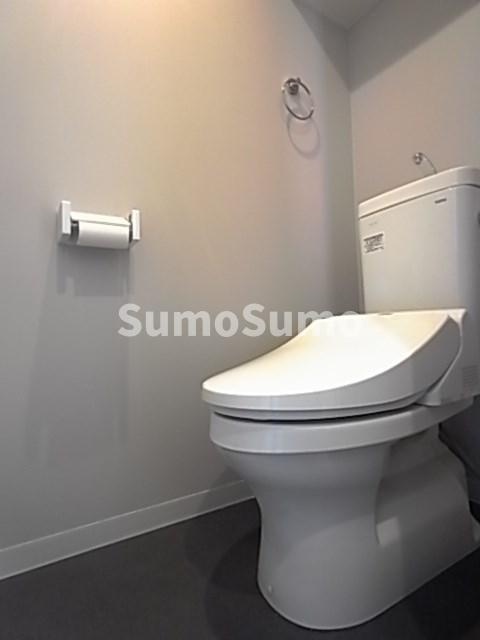 トイレ　落ち着いた色調のトイレです