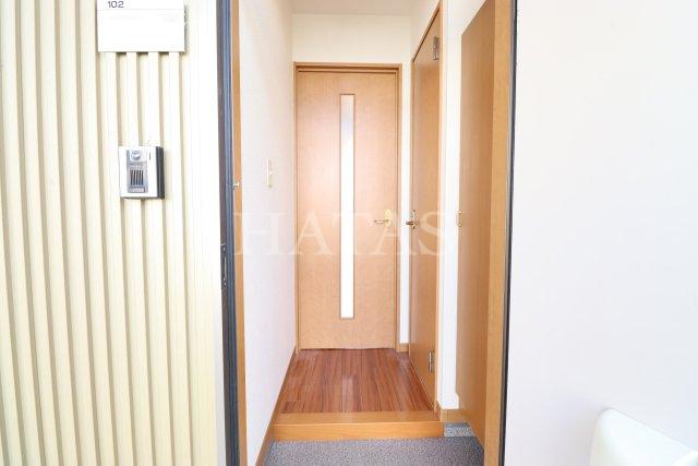 玄関　同物件別部屋です（間取り反転）