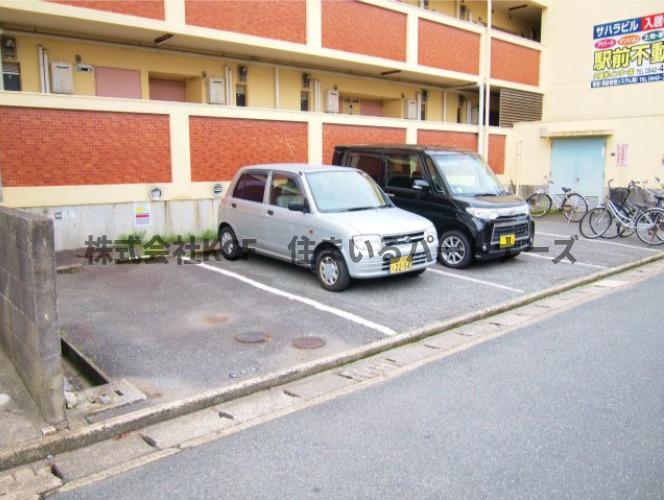 駐車場　駐車場に車を止められます