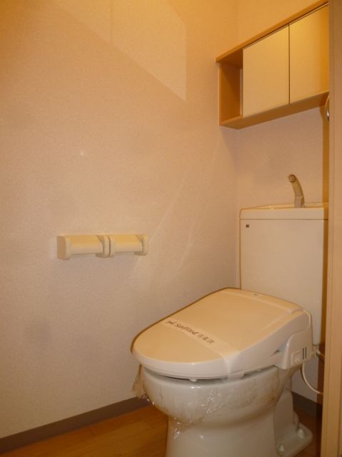 トイレ　温水洗浄便座付きです