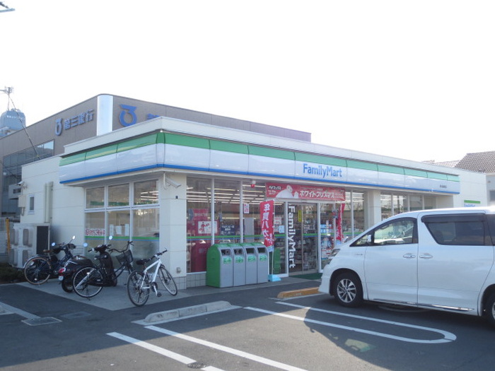 コンビニ　ファミリーマート（コンビニ）まで943m