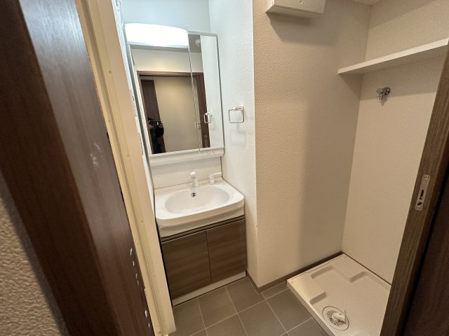 洗面設備　同マンション、同型・別号室を撮影