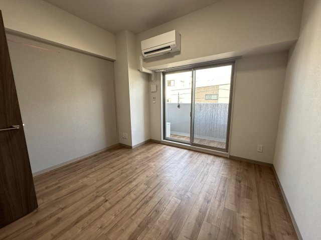 居室・リビング　同マンション、同型・別号室を撮影