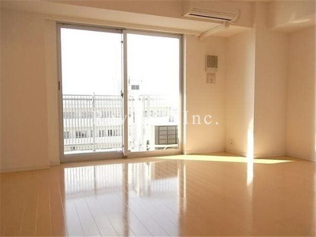 居室・リビング　開放感あるリビングでございます