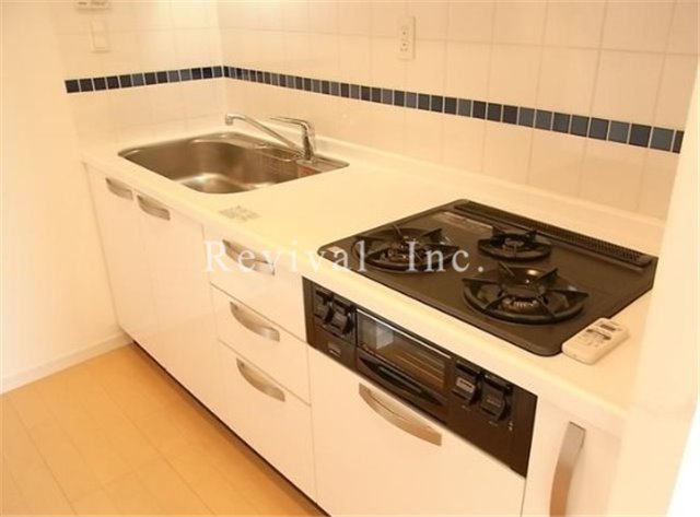 キッチン　3口コンロのシステムキッチンでございます