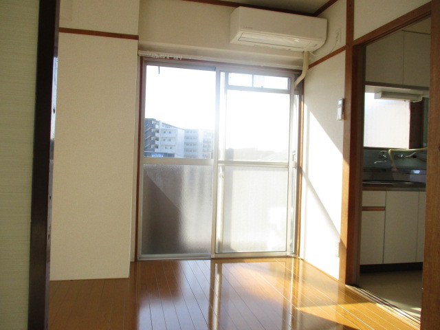 居室・リビング　角部屋2面採光、南向きで陽当たり良好です♪