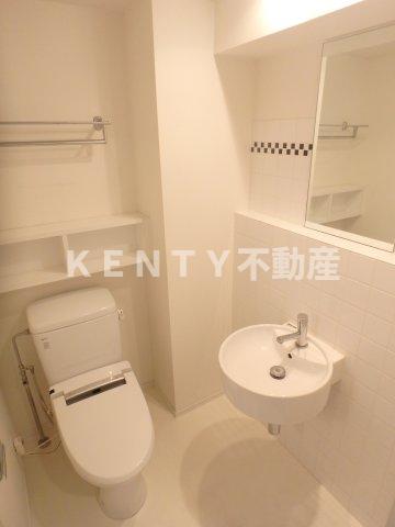 トイレ　落ち着いた色調のトイレです