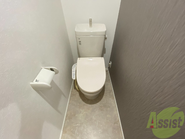 トイレ　温水洗浄付きの便座です。便利で使い勝手がいいですね。