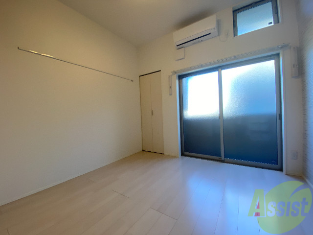 その他部屋・スペース　５．６帖のリビングは大きな窓のおかげでよく陽が差します。