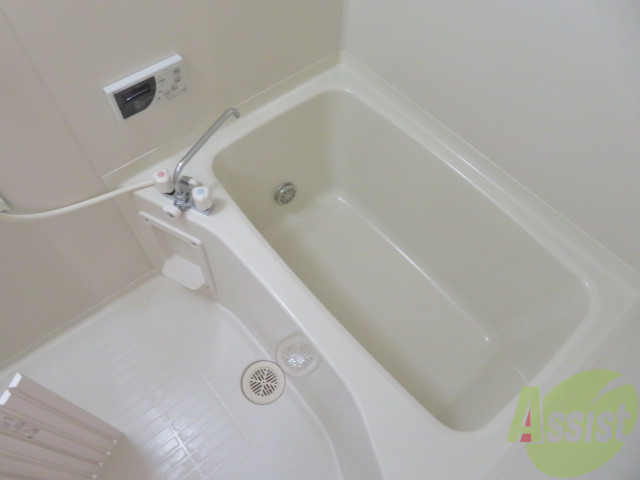 バス・シャワールーム　バスルームは狭すぎず、シャワーも浴びやすそうです。