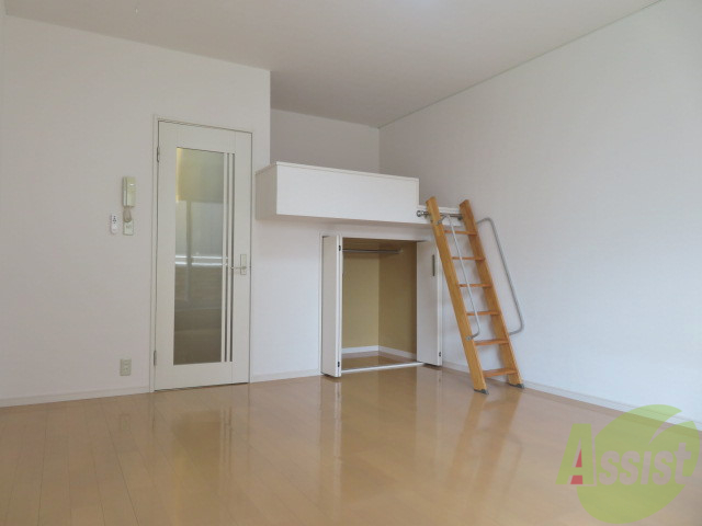 その他部屋・スペース　別角度から洋室を撮影。南向きの出窓があります。