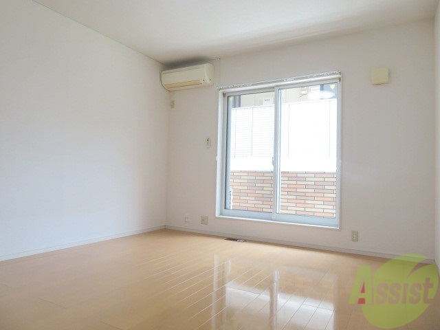 居室・リビング　１０帖の洋室です。広々として、きれいですね。