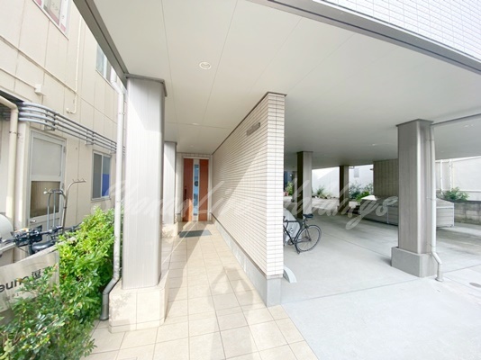 エントランス　清潔感のあるエントランスです♪