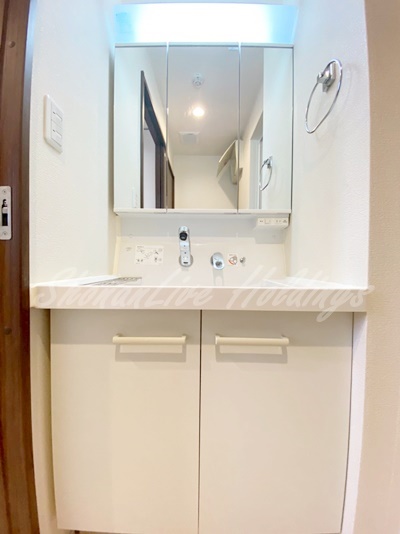 洗面設備　明るい洗面所です