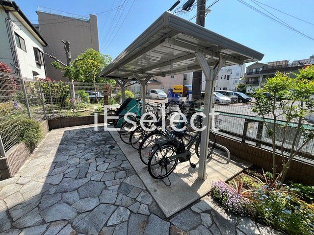 その他共有部分　屋根付きの駐輪場です