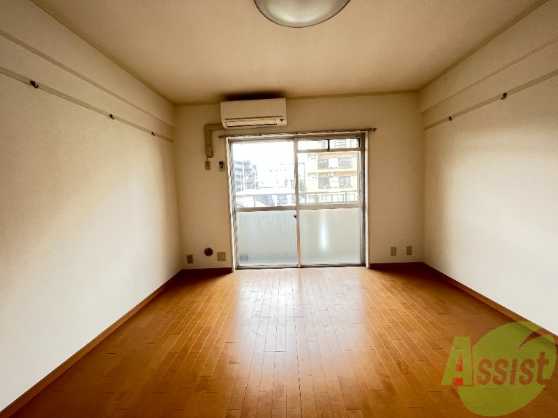 居室・リビング　清潔感のある広々としたお部屋です。