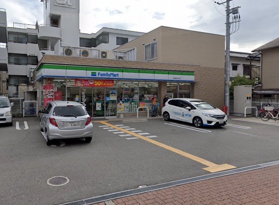 コンビニ　ファミリーマート（コンビニ）まで578m
