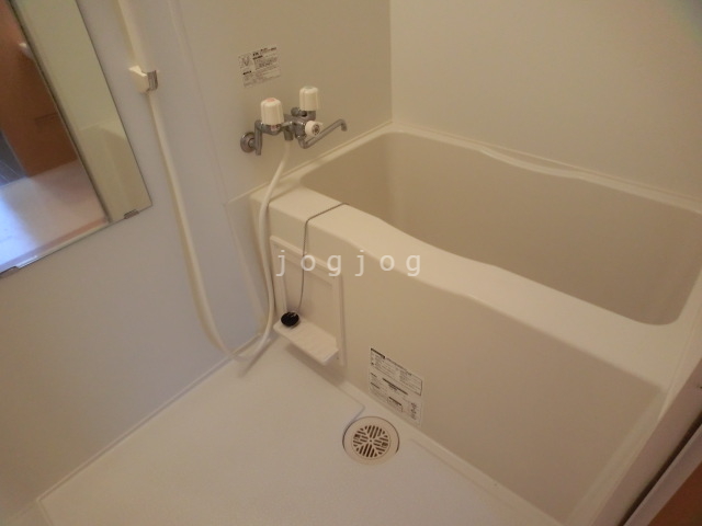 バス・シャワールーム　浴槽部分にはボトルを収納可能なスペースがあります。