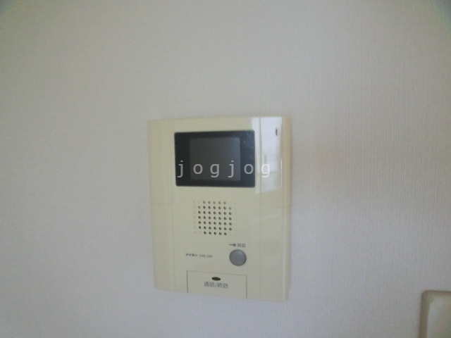 セキュリティ　来訪者の顔を確認できるテレビインターホン付きです。