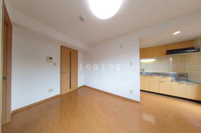 居室・リビング　家具の配置がしやすい独立キッチンを採用しています。