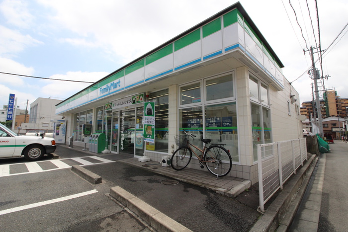 コンビニ　ファミリーマート（コンビニ）まで400m