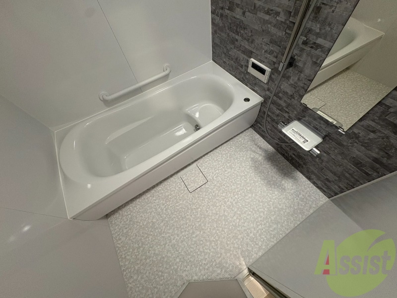 バス・シャワールーム　お風呂です。広々したバスでゆっくりくつろげます。