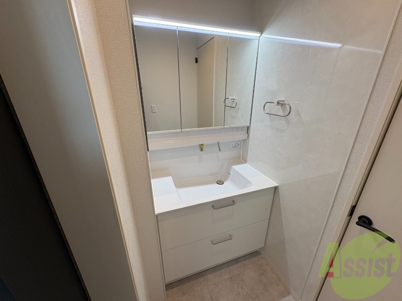 洗面設備　大きくて使いやすそうな独立洗面台になっています。