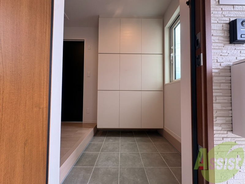 玄関　玄関です。ご覧の通り広々としていますね。